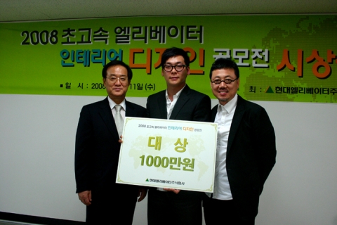 좌측부터 송진철 사장, 오수동씨(대상수상자), 최시영님(한국실내건축가협회 회장/리빙엑시스 대표)