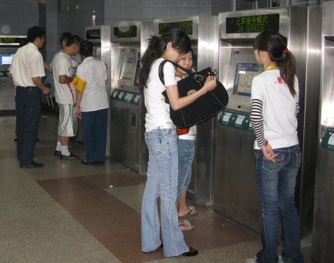 LG CNS가 구축한 무인승차권발매기 앞에서 베이징시민이 승차권을 구입하고 있다.