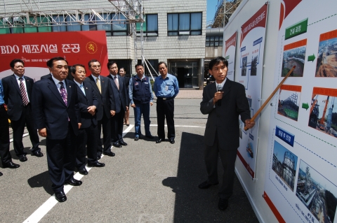 1,4BDO 제조시설 준공식에 참석한 내외빈들이 준공식 후 1,4BDO 공정에 대한 설명을 듣고 있다. (좌측부터 김두겸 남구청장, 안성일 남구의회 의장, 신헌철 SK에너지 부회장, 주봉현 울산광역시 정무부시장)