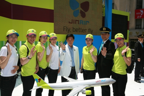 15일 서울 명동 외환은행 본사 앞 광장에서 열린 진에어(Jin Air) 출범식에서 김재건 대표이사(왼쪽에서 다섯번째)와 승무원들이 포즈를 취하고있다. 진에어는 B737-800 항공기로 오는 7월17일부터 김포~제주 노선에 첫 운항에 들어간다.