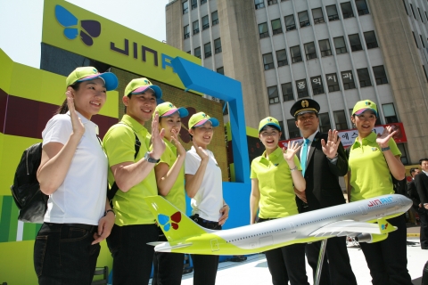 15일 서울 명동에서 열린 진에어(Jin Air) 출범식에서 진(Jean)바지를 입은 객실승무원 ‘지니_플라잉 메이트’(JINI_Flying Mate)와 조종사인‘지니_파일럿’(JINI_Pilot)들이 포즈를 취하고 있다. 진에어는 B737-800 항공기로 오는 7월17일부터 김포~제주 노선에 첫 운항에 들어간다.
