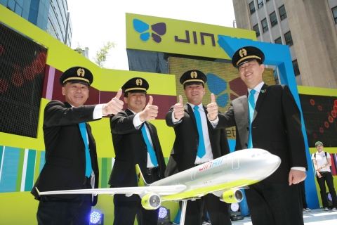 15일 서울 명동에서 열린 진에어(Jin Air) 출범식에서 조종사인 ‘지니_파일럿’(JINI_Pilot)들이 포즈를 취하고 있다. 진에어는 B737-800 항공기로 오는 7월17일부터 김포~제주 노선에 첫 운항에 들어간다.