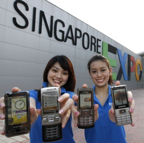 삼성전자 하반기 프리미엄 휴대폰 공개(싱가포르=연합뉴스) 싱가포르에서 열리는 동남아 최대 정보통신 전시회인 커뮤닉아시아 2008 개막을 하루 앞둔 16일 삼성전자 도우미들이 전시장 앞에서 첨단 프리미엄 휴대폰을 선보이고 있다.