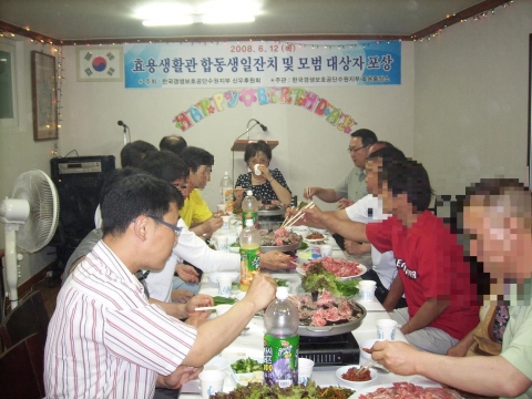 다함께 하루 일과를 만찬으로 마치는 장면