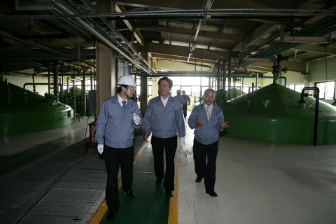 성서산업단지에 있는 에너지절약 모범업체인 풍국주정공업(주)을 방문하고 있는 김범일 대구시장