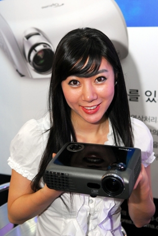 옵토마, 1.1kg 초경량 휴대형 프로젝터 EX330 출시