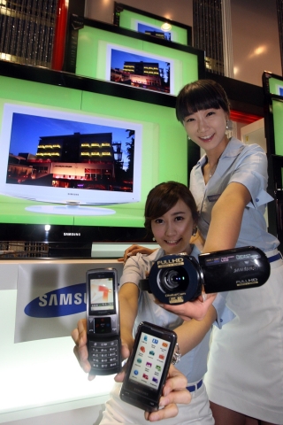 삼성전자가 6월17일부터 20일까지 4일간 서울 코엑스에서 개최되는 WIS(WORLD IT SHOW) 2008 전시회에 참가해, IT 강국을 이끄는 삼성전자의 첨단 IT 기술력과 글로벌 브랜드 이미지는 물론 친환경 기업으로서 이미지를 부각시킨다.삼성전자는 이번 전시회에 TV, PC, 프린터, 모니터, 휴대폰, MP3플레이어, 캠코더, 홈시어터 등 다양한 IT·AV제품을 대거 출품했다. 삼성전자 전시 도우미들이 소울폰과 옴니아, 풀HD캠코더를 시연하고 있다.