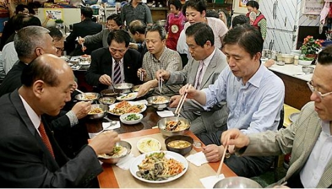 번개시장 오찬 장면
