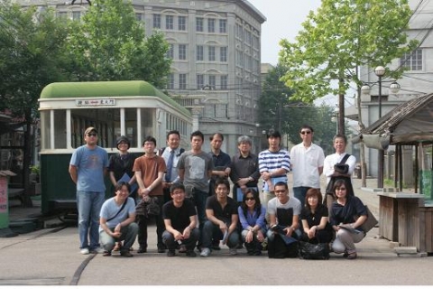 해외 영화인들을 대상으로 수도권 지역 영화 촬영지를 소개하기 위한'2008 수도권 로케이션 팸투어'(한국관광공사, 서울영상위원회, 경기영상위원회 공동주최)가 지난 6월 12일(목) 동대문 광장시장 투어를 마지막으로 끝을 맺었다.