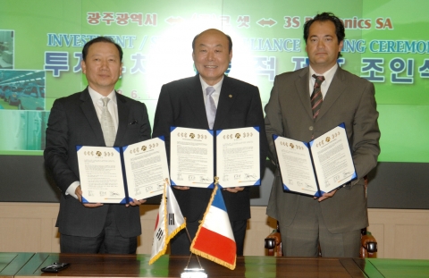 사진 왼쪽부터 투자대상기업인 (주)코셋 오치형회장, 박광태시장, 알렉산더 크리빈 3S 포토닉스사 대표이사