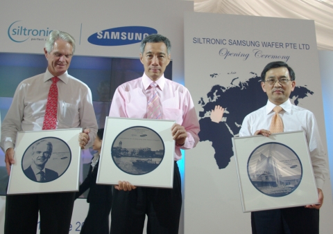 삼성전자와 독일 실트로닉(Siltronic)사가 공동으로 설립한 웨이퍼 생산 합작사인 SSW(Siltronic Samsung Wafer Pte. Ltd.) 300mm 웨이퍼 생산라인 준공식 행사를 가졌다.