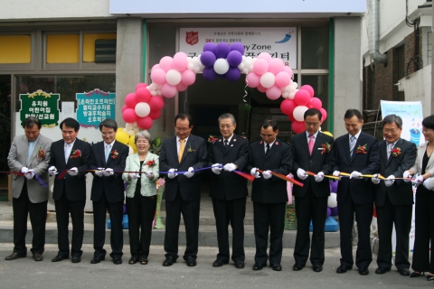 SK와 (사)부스러기사랑나눔회가 교육, 복지 격차 해소를 위한 1318세대 전용 지역아동센터 1318 Happy Zone(해피존) 30호 센터인 ‘희망꿈열기터’가 충남 아산시 권곡동에 20일, 문을 열었다.