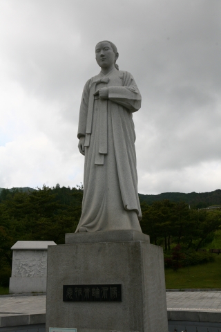 논개생가의 논개 석상-여행작가 이동미