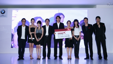 ‘미션X – 챌린지6 (MissionX – Challenge6)’의 상금을  홍명보 장학재단에 기부하는 모습(왼쪽부터 사진작가 권영호, 기상캐스터 박시준, 방송인 한송이, 변호사 이정호, 홍명보, 조여정, 박예진, 이현우, JK김동욱)