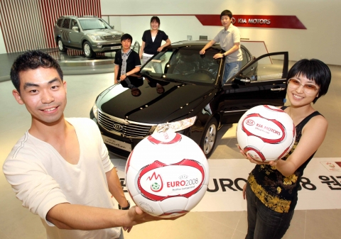 기아차는 유로2008를 맞아 현지의 뜨거운 축구 열기와 기아차의 축구 마케팅 활동을 전할 “펀키아 유로2008 원정단”을 선발하고 지난 25일 발대식을 가지고 준결승전과 결승전이 열리는 오스트리아로 출발했다.