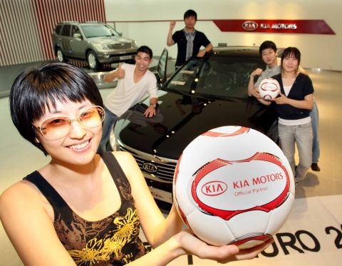 기아차는 유로2008를 맞아 현지의 뜨거운 축구 열기와 기아차의 축구 마케팅 활동을 전할 “펀키아 유로2008 원정단”을 선발하고 지난 25일 발대식을 가지고 준결승전과 결승전이 열리는 오스트리아로 출발했다.