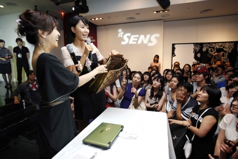 세상에 하나밖에 없는 노트북 가방이에요! 지난 26일 서울시 강남구 논현동에서 열린 삼성전자 센스 <True Color Story> 자선 파티에서 인테리어디자이너 남궁선이 경매에 앞서 자신이 직접 디자인한 노트북 가방을 설명하고 있다. 이 노트북 가방은 경매를 통해 일반에 판매되었으며 수익금은 전액 희귀 난치성 질환을 앓고 있는 디자이너 지망생들에게 장학금으로 사용될 예정이다.