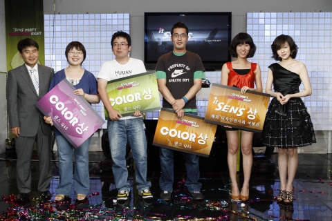축하드려요! 지난 26일 서울시 강남구 논현동에서 열린 삼성전자 센스 <True Color Story> 자선 파티에서 진행된 ‘컬러 스킨 컨테스트’ 시상식에서 센스 모델 임수정과 삼성전자 컴퓨터시스템사업부 김상무 상무가 수상자들과 기념 촬영을 하고 있다.