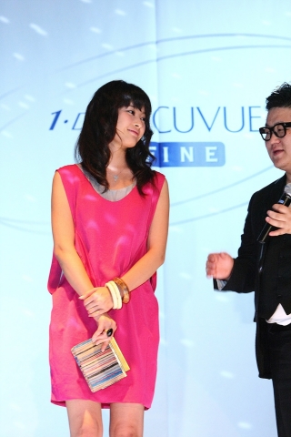 스타일리스트 정윤기가 배우 이은성의 비비드 스타일에 대해 설명하고 있다.