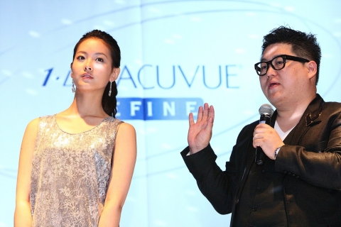 스타일리스트 정윤기가 배우 오연서의 액센트 스타일에 대해 설명하고 있다.