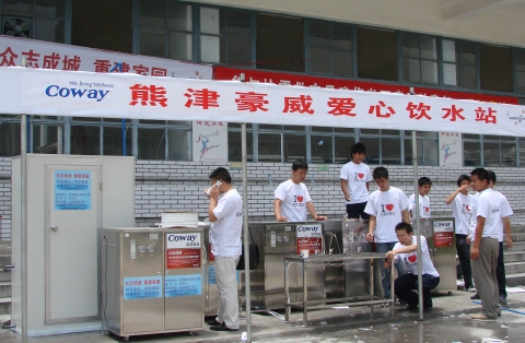 웅진코웨이 중국법인 직원들이 30일 기증하는 정수시설의 설치 및 점검을 실시 하고 있다.
