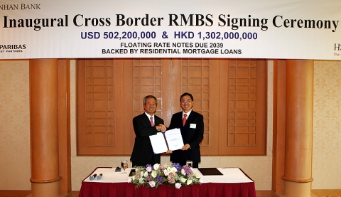 RMBS Signing Ceremony 후 (좌) 신한은행 신상훈 은행장과 (우) HKMC 제임스 라우 사장이 기념촬영 하는 모습.