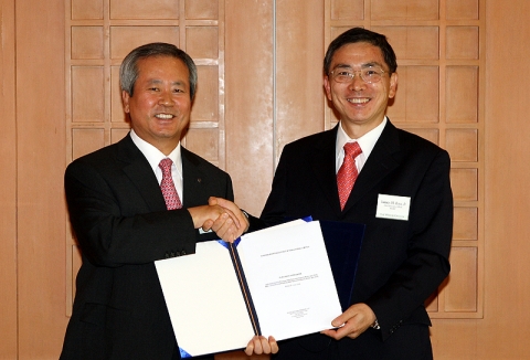 RMBS Signing Ceremony 후 (좌) 신한은행 신상훈 은행장과 (우) HKMC 제임스 라우 사장이 기념촬영 하는 모습.