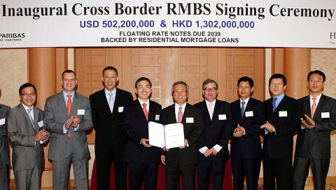 RMBS Signing Ceremony 후 (좌) BNP 홍콩 자산유동화본부 앤디 라이 대표 - HSBC 은행 서울 기업금융 폴 스켈튼 대표 - HKMC 케니 폭 부사장 - HKMC 제임스 라우 사장 - 신한은행 신상훈 은행장 - BNP 필립 레이니엑스 서울 지점장 - 신한은행 진찬희 부행장 - HSBC 증권 박백수 서울 대표 - 신한은행 박희성 부장이 기념촬영 하는 모습.