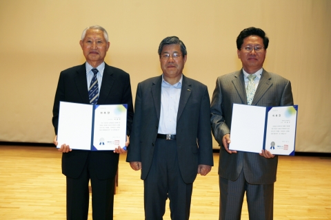 사진 왼쪽부터 제1대 청령홍보대사 서생현 위원,             강경호 코레일 사장, 제2대 청렴홍보대사 이상수 박사