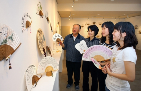 지난 30일(월)부터 한마음회관 갤러리에서 열리고 있는 ‘2008 부채전시회’모습