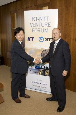 KT 최두환 신사업부문장(좌)과 NTT 우지 노리타카 부사장(우)이 미국 실리콘벨리에서 열린 "KT-NTT 공동벤처포럼"에서 새로운 사업기회 발굴을 위한 양해각서를 체결하고 악수를 하고 있다.