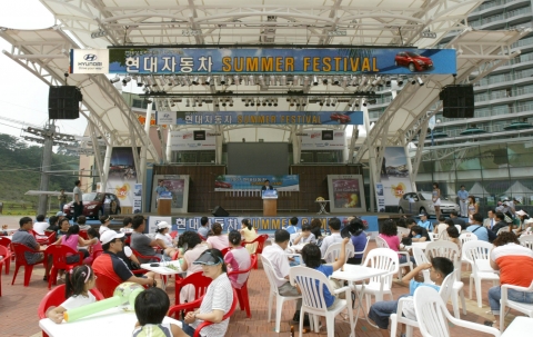 현대차는 24일까지 강원도 횡성 현대 성우리조트에서 510가족을 초청해 열리는 『2008 현대자동차 썸머캠프』의 참가 희망자를 모집한다. 참가를 원하는 고객은 홈페이지(www.hyundai-motor.com)를 통해 접수가 가능하다. 사진은 2007 썸머캠프 환영파티 진행 모습.