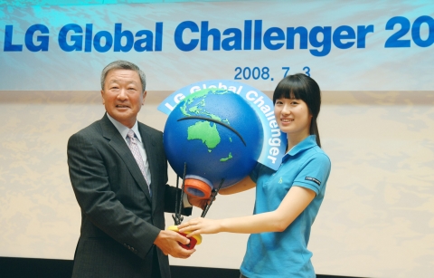 발대식에서 구본무 LG회장(사진왼쪽)이 챌린저 대표인 김선미(이화여대 2학년)양에게 챌린저 엠블렘을 전달하고 있는 모습