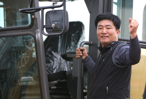 경주마 · 기수 생명 보호하는 ‘주로지킴이’ 정장균씨