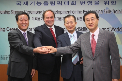 삼성전자는 국제기능올림픽위원회가 주관하는 인터넷 기반의 'e-러닝 기능교육 프로그램' 개발을 후원키고 하고 3일 한국산업인력공단에서 공식 후원 계약을 체결하였다. 왼쪽부터 (주)크레듀 김영순 대표이사, 국제기능올림픽위원장 잭 듀셀도르프,  한국산업인력공단 김용달 이사장, 삼성전자 송지오 부사장
