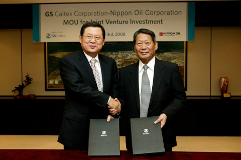 GS칼텍스 허동수 회장(왼쪽)과 신일본석유 마코토 사타니 부사장이 슈퍼커패시터용 탄소소재 합작법인 설립을 위한 양해각서를 체결한 뒤 기념촬영을 하고 있는 모습.