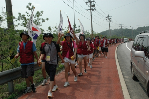 지난 전국대학생 통일대장정 참가자들의 도보행진
