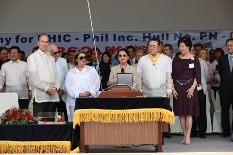 1호선 명명 테이프를 절단하는 필리핀 아로요 대통령(가운데)과 한진중공업 조남호 회장(아로요 대통령 오른쪽)