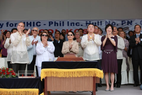 명명 테이프 절단 후 환하게 웃고 있는 필리핀 아로요 대통령(가운데)과 한진중공업 조남호 회장(아로요 대통령 오른쪽)