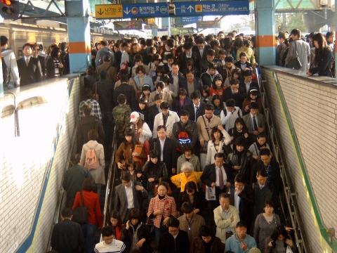 신도림역이 전철로 출근하려는 인파로 넘쳐나고 있다