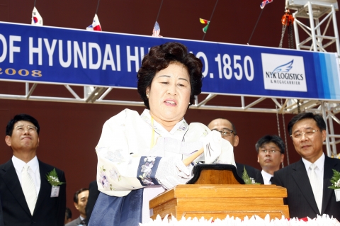 현대중공업 현장 여직원 손일순 씨가 스폰서로 초대된 선박 명명식 장면.