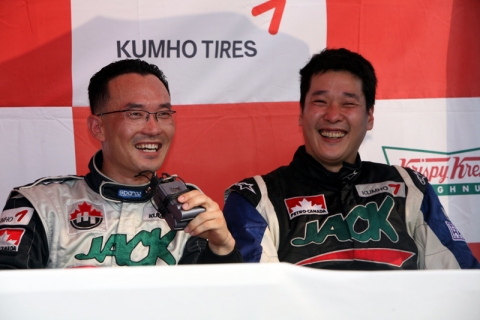 두경기 연속  GT 클래스 3위에 입상한 권오수-김진태 선수가 환한 표정으로 공식 인터뷰에 응하고 있다