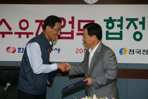 한국전력 문호 사장 직무대행(사진 오른쪽)과 김주영 전국전력노조 위원장(사진 왼쪽)은 7.7(월) 강남구 삼성동 한전 본사에서 노사간 필수유지업무 협정을 체결하였다.