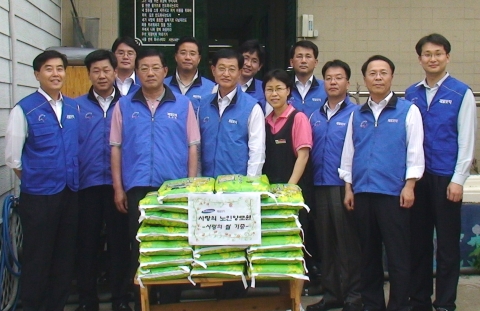 제일모직 임직원들이 하반기 전략회의를 마치고 의왕시 사랑의 노인 양로원을 방문해 쌀을 기증하는 등 봉사활동을 펼쳤다.
