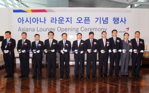 9일(수) 인천국제공항 여객터미널 아시아나 퍼스트클래스 라운지에서 열린 아시아나 라운지 오픈 기념행사에서 강주안 아시아나항공 사장(좌측에서 다섯번째)이 장종식 서울지방항공청 청장(좌측에서 세번째),  정덕모 인천국제공항공사 부사장(좌측에서 네번째) 및 참석자들과 함께 기념 테이프커팅을 하고 있다.