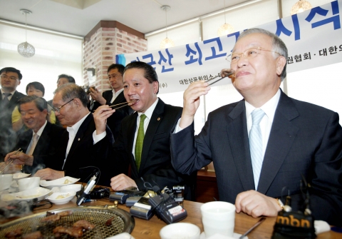 오른쪽부터 손경식 대한상공회의소 회장과 주수호 대한의사협회 회장이 미국산 쇠고기를 시식하고 있다.