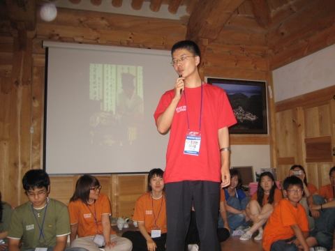 반별 분임 토의 후 전체 다국어프리젠테이션에서 발표하는 친선반 학생