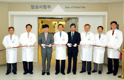 삼성서울병원 주요보직인사(왼쪽부터 심영목(沈永穆) 암센터장, 어 환(魚 渙) 성균관의대 학장, 서정돈(徐正燉) 성균관대총장, 이종철(李鍾徹) 병원장, 박주배(朴銂培) 삼성생명과학연구소장, 김병태(金秉兌) 임상의학연구소장, 김 성(金  聖) 위암센터장, 홍성화(洪聖和) 임상시험부장)들이 개소식 기념 커팅식을 하고 있다.