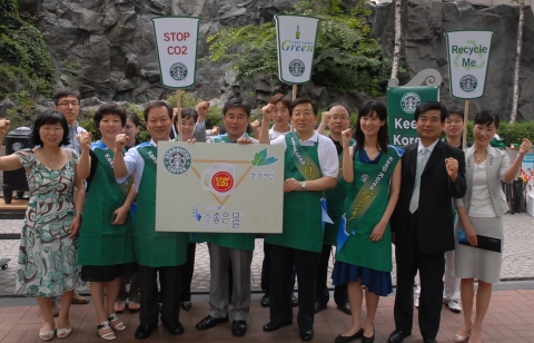 스타벅스 코리아 이석구 대표(앞줄 왼쪽에서 5번째)와 환경재단 최열 대표(앞줄 왼쪽에서 3번째)가 7월 10일 중구 환구단 시민 광장에서 STOP CO2 캠페인 협약식을 맺었다