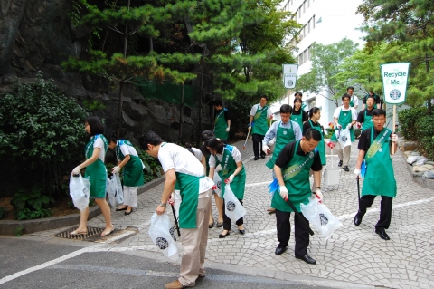 스타벅스커피 코리아 본사 임직원 80여명은 7월 10일 중구 일대 거리 청소를 통해 일회용컵 수거 활동을 실시했다.